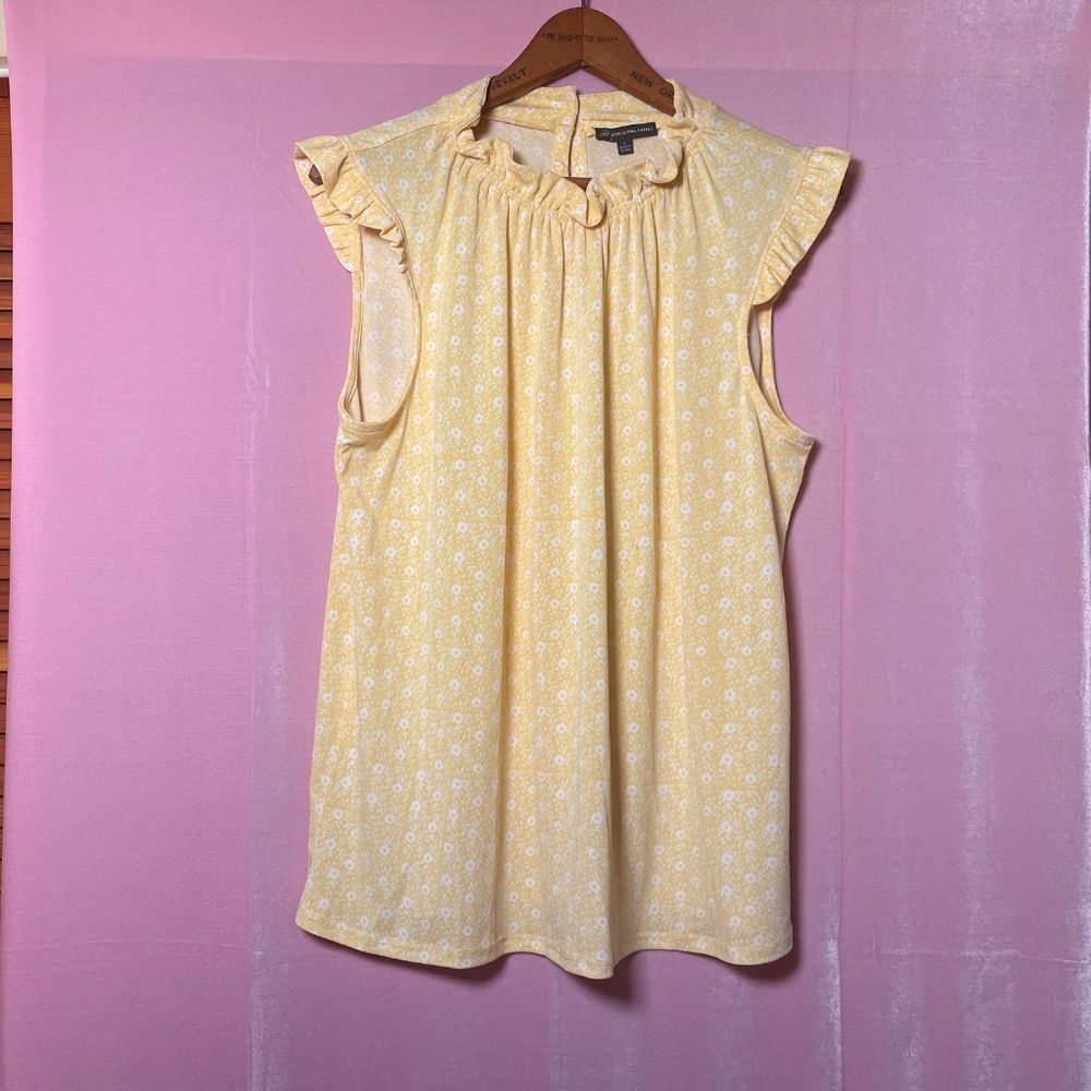 Sz.L Sunny summer yellow and white floral ruffled cap sleeve high neck blouse